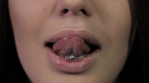 Sexig tjej slickar läpparna med tungan piercing — Stockvideo