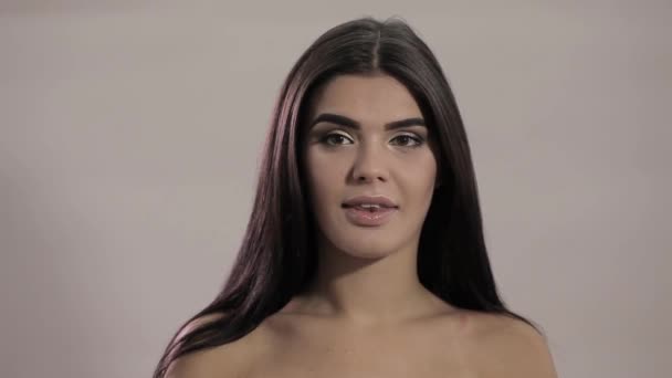 Jovem modelo menina bonita sorrindo. Retrato da aparência caucasiana, flertando — Vídeo de Stock