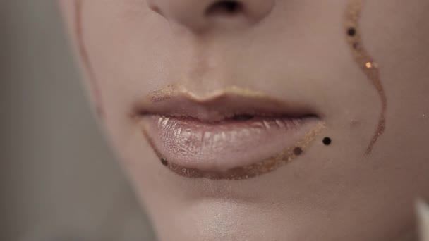 Maquillaje artista pinta los labios a hermosa chica, rellenar los labios — Vídeo de stock