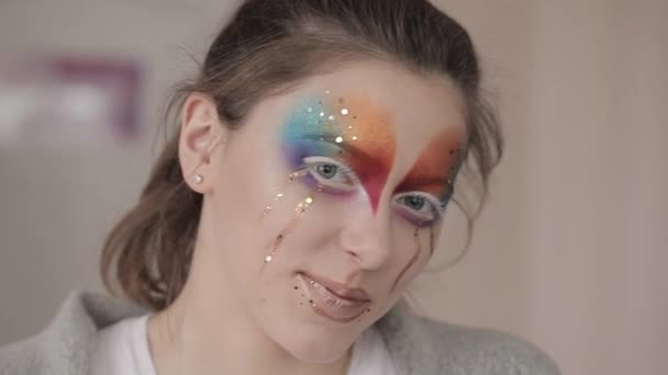 Portrét neobvyklé a záhadné dívky s kreativní make-up. Móda, koncepce komponentů, makro — Stock video