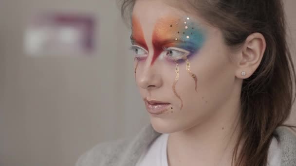 Porträtt av en ovanlig och mystiska flicka med kreativa makeup. Mode, komponent koncept, makro — Stockvideo