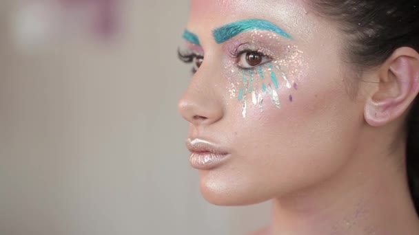 Make-up artist maluje usta na piękną dziewczynę, pulchne usta — Wideo stockowe