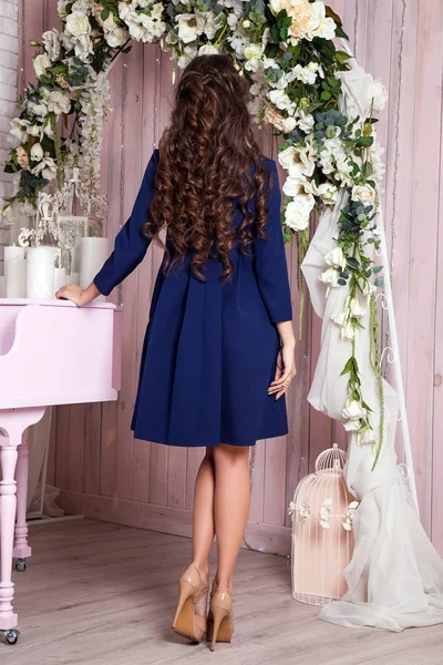 Abiye iç poz zarif bir genç kadın. Moda stil iç güzel bir kızın portresi.