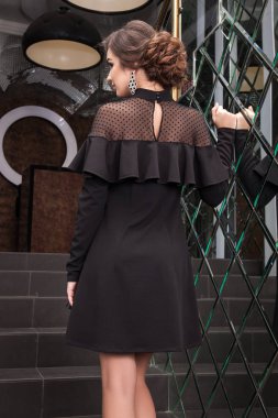 İçeri bir backgro siyah bir elbise güzel genç kız modelidir