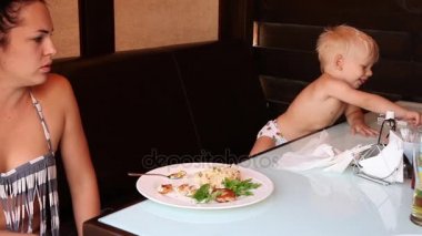 Küçük boy patates kızartması yiyor ve aptallar