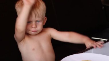 Küçük boy patates kızartması yiyor ve aptallar