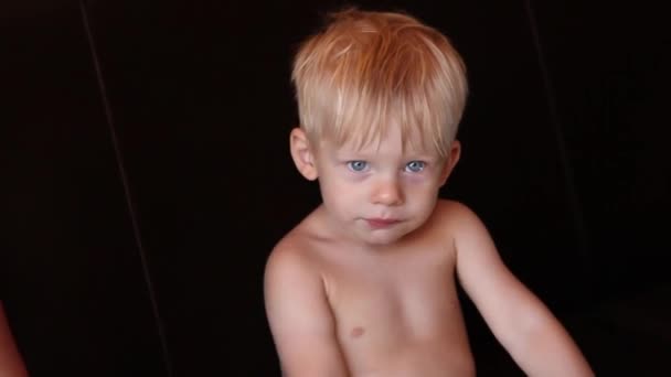 Liten pojke äter pommes frites och lurar — Stockvideo