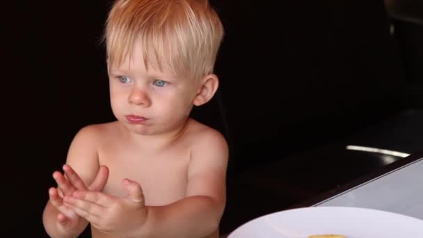 Pequeño niño come patatas fritas y tontos alrededor — Vídeos de Stock