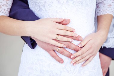 Düğün çifti holding eller, mutlu damat ve gelin, yumuşak dokunuş