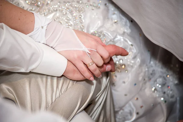 Bröllopsparet håller händer, glad brudgummen och bruden, soft touch — Stockfoto