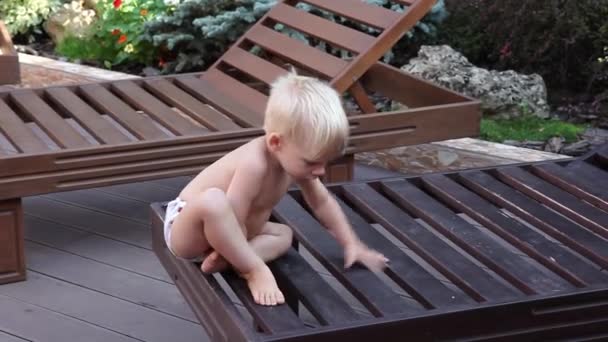 Портрет маленького хлопчика, який захоплюється, грає, насолоджується життям — стокове відео