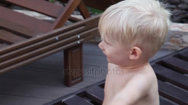 Porträtt av en liten pojke som skämmer, lekar, njuter av livet — Stockvideo
