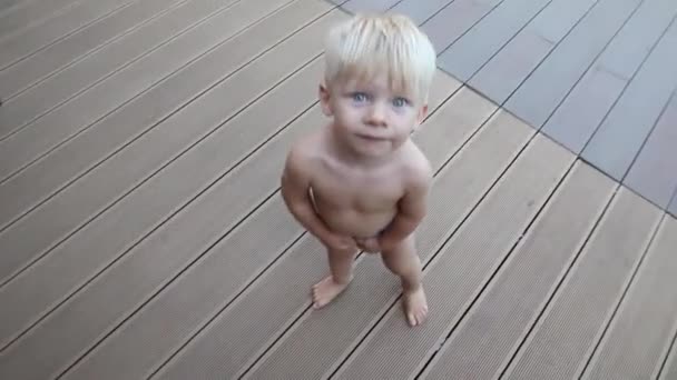Porträtt av en liten pojke som skämmer, lekar, njuter av livet — Stockvideo
