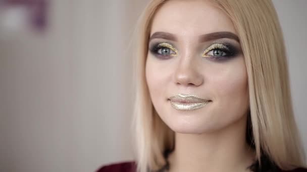 Визажист делает девушке красивый макияж перед важным событием — стоковое видео