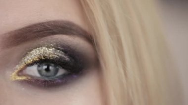 Kız onun gözlerini açar. Güzel bir akşam makyajlı kız,