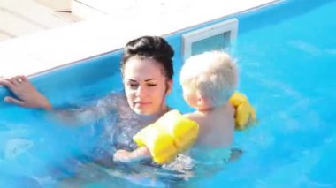 Bir çocuk havuzu, Aile onun annesi ile banyoları