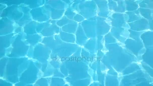 Blauw water zwembad, water textuur beweging achtergrond — Stockvideo