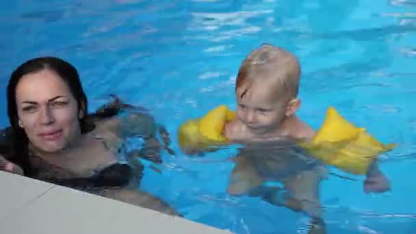 Λούζει ένα παιδί με τη μητέρα του στην πισίνα, οικογένεια — Αρχείο Βίντεο