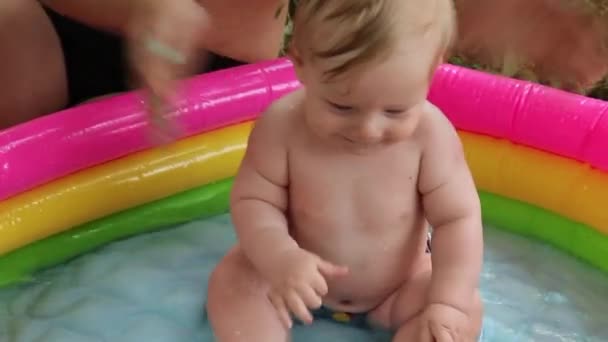 Liten pojke leker i poolen, baby — Stockvideo