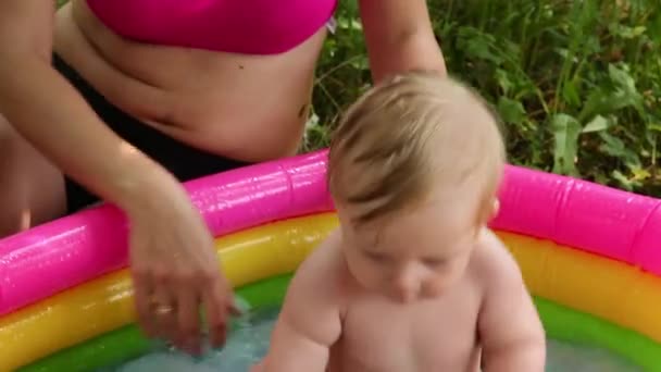 Liten pojke leker i poolen, baby — Stockvideo