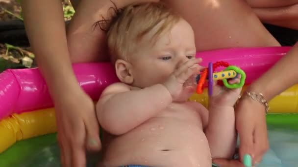 Liten pojke leker i poolen, baby — Stockvideo