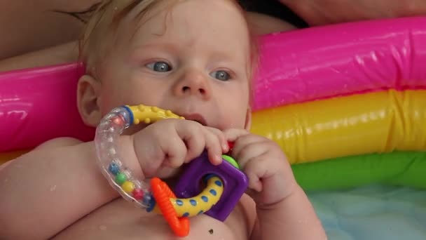 Mały chłopiec bawi się w basenie, dziecko — Wideo stockowe