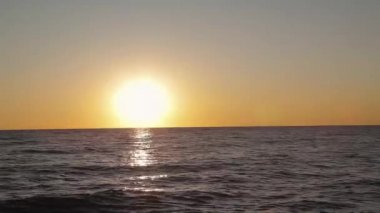 Plaj, harika renkler, bir deniz Bulutların arasından parlayan ışık ışını güzel gün batımı