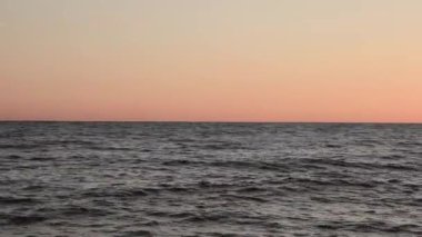 Plaj, harika renkler, bir deniz Bulutların arasından parlayan ışık ışını güzel gün batımı