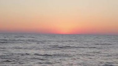Plaj, harika renkler, bir deniz Bulutların arasından parlayan ışık ışını güzel gün batımı