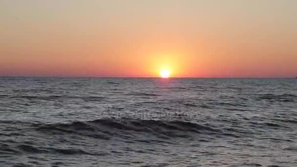 Plaj, harika renkler, bir deniz Bulutların arasından parlayan ışık ışını güzel gün batımı — Stok video