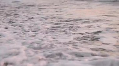Deniz taşları karşı frenleme ve çakıl bir plajda, saf su dalgaları