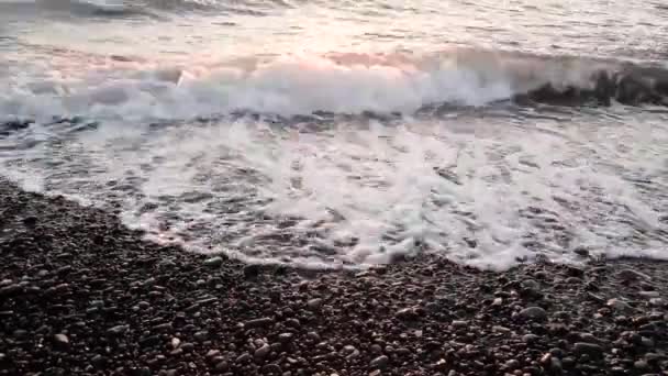 Meer bremst gegen Steine und Kieselsteine am Strand, Wellen aus reinem Wasser — Stockvideo