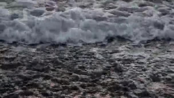 Deniz taşları karşı frenleme ve çakıl bir plajda, saf su dalgaları — Stok video