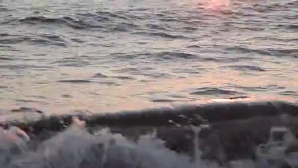 Морское торможение против камней и гальки на пляже, волны чистой воды — стоковое видео