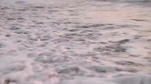 Mare che frena contro le pietre e ciottoli su una spiaggia, onde di acqua pura — Video Stock