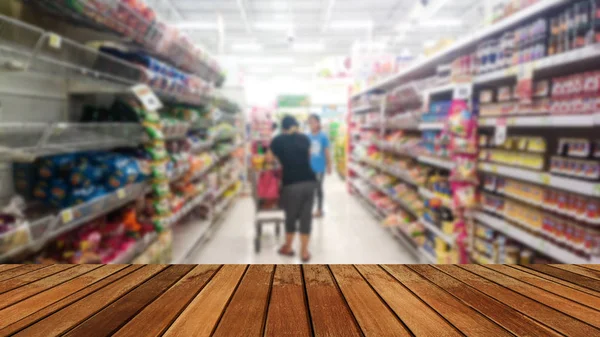 Mensen lopen selecteren producten — Stockfoto