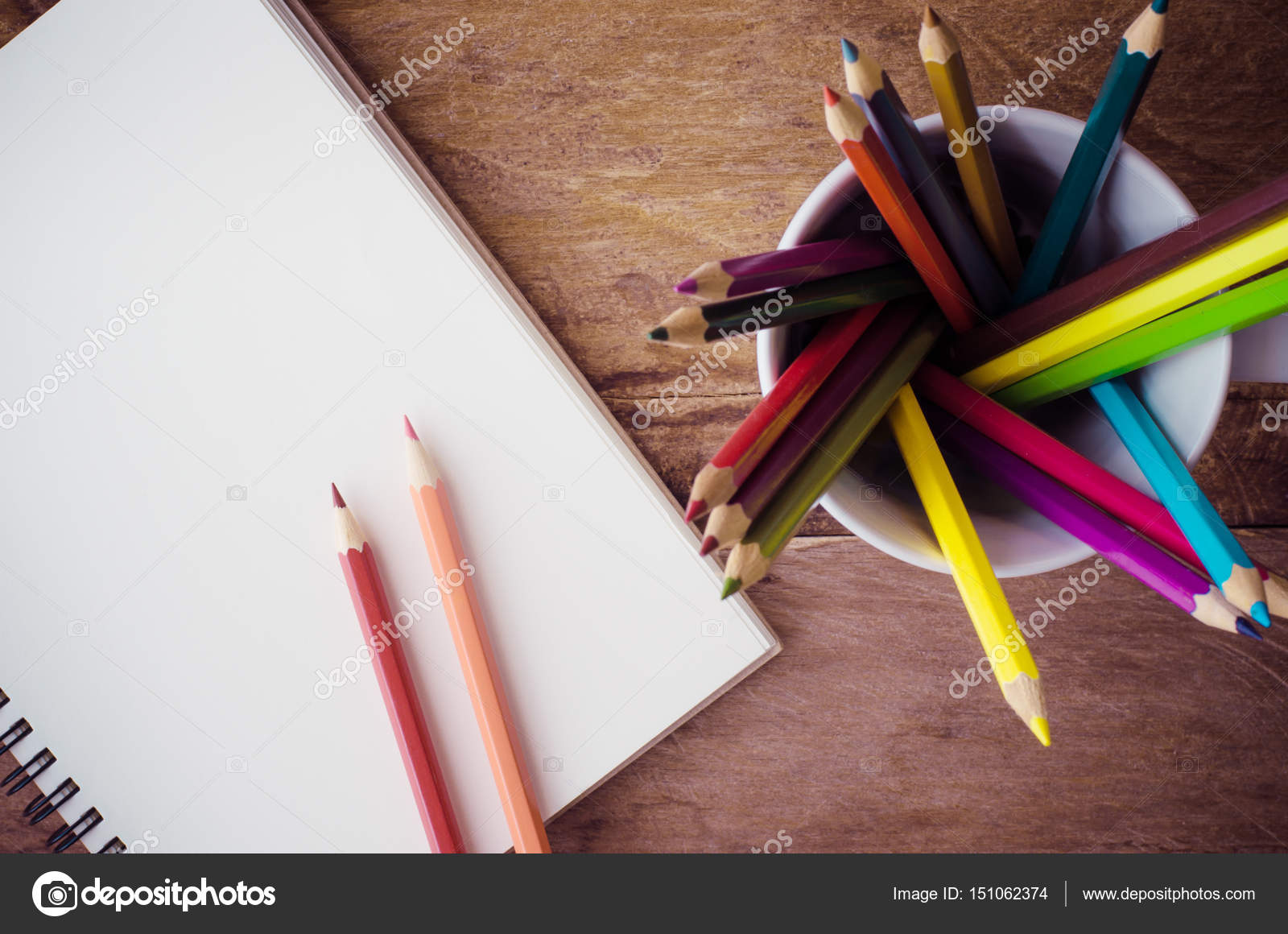 альбом цветные карандаши. скетчбук карандашом. цветные карандаши и фломастеры. материалы для рисования. альбом для рисования карандаши цветные.