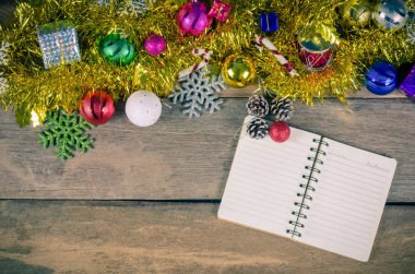 Notebook ve Noel arka plan üzerinde ahşap - sesi vintage