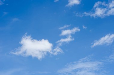 Mavi gökyüzündeki bulutlar