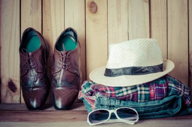 Seyahat aksesuarları. Gömlek, kot pantolon, şapka, Ayakkabı, yolculuk için hazır