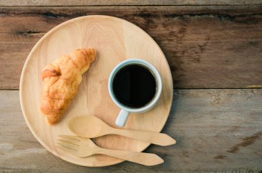 Ahşap masa - sesi vintage üstünde kruvasan kahve defter