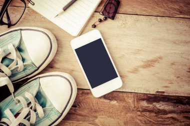 Kalem ve beyaz dizüstü akıllı telefon üzerinde ahşap - sesi vintage