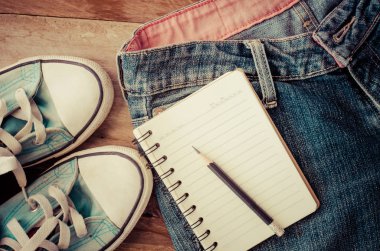 Aksesuar ve ahşap bir zemin - sesi vintage erkekler için giyim