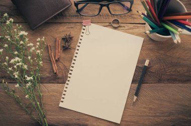 defter kalem şapka cüzdan sikke ve ahşap masa - sesi vintage çiçek.