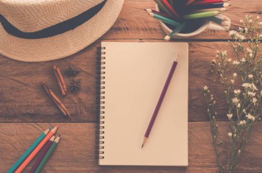 defter kalem renk kalem üzerinde ahşap masa - sesi vintage.