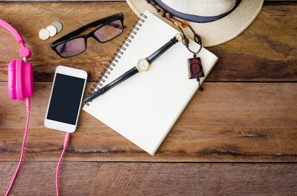 aksesuarlar, gözlük, dizüstü bilgisayar, izlemek, akıllı telefon, kulaklık, defter, ahşap üzerine