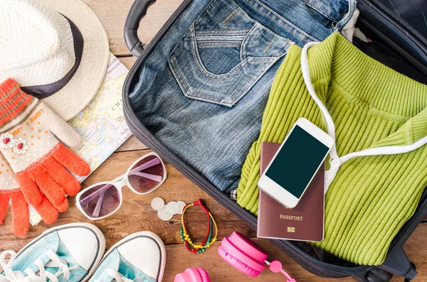 Seyahat aksesuarları, seyahat için hazır giyim m-cüzdan, gözlük, telefon kulaklık, Ayakkabı şapka, izle,. — Stok fotoğraf
