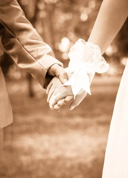 신랑과 신부 간의 사랑 걸어 나갈 것 이다 이해 그리고 영원히-톤 빈티지 표시 — 스톡 사진