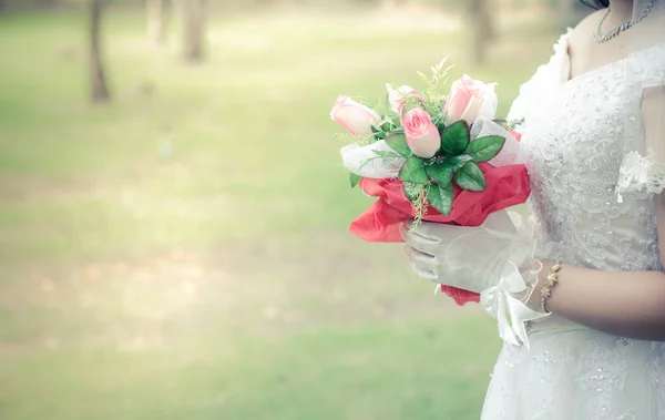 Beau bouquet de fleurs à la main la mariée . — Photo