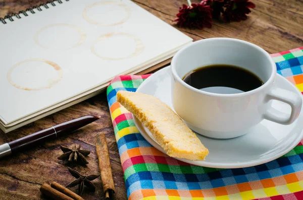 Kawa, ciastka, śniadanie na drewnianej podłodze. — Zdjęcie stockowe
